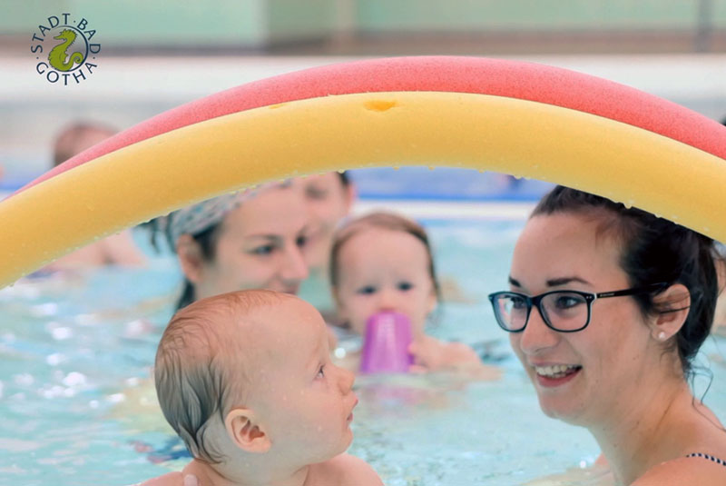 Sicht auf einige Mütter mit Kleinkindern. Schwimmkurs für die ganze Familie im Stadtbad Gotha.