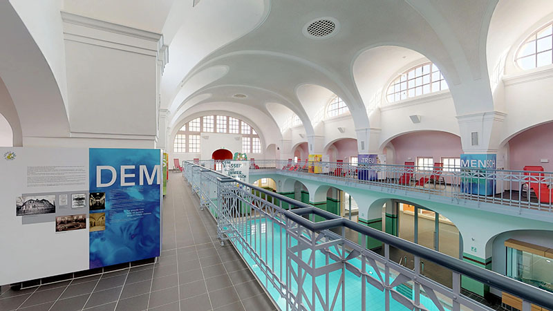 wunderschönes Jugendstilbad im Stadtbad Gotha, zweite Etage mit Sicht auf das Schwimmbecken und die gewölbte Decke im Stil der 20er Jahre.