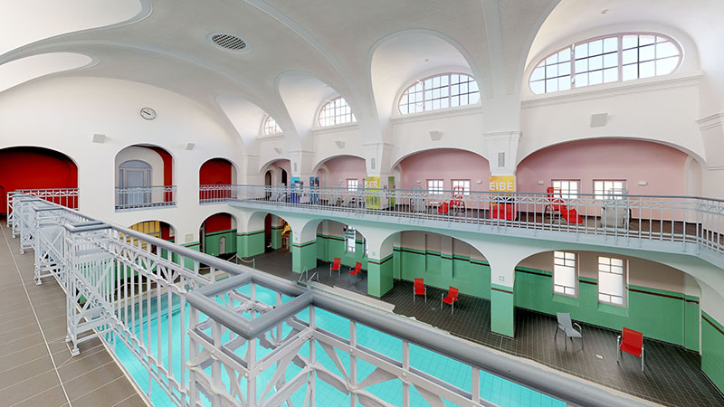 2. Etage im Jugendstilbad mit Sicht auf die untere Etage und das Schwimmbecken im Stadtbad Gotha, mit Bogendurchgängen und Kuppeldecke im Stil der 20er Jahre.