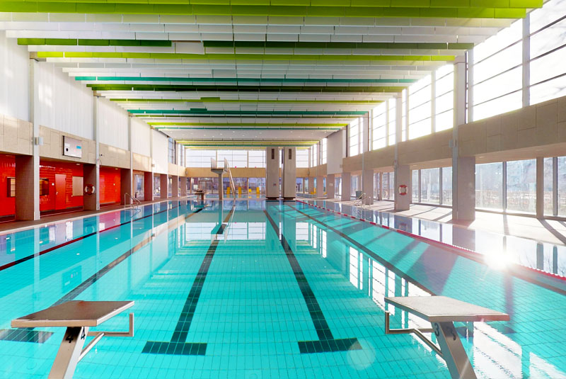 Sicht auf das Lehrschwimmbecken mit Startblöcken im Stadtbad Gotha