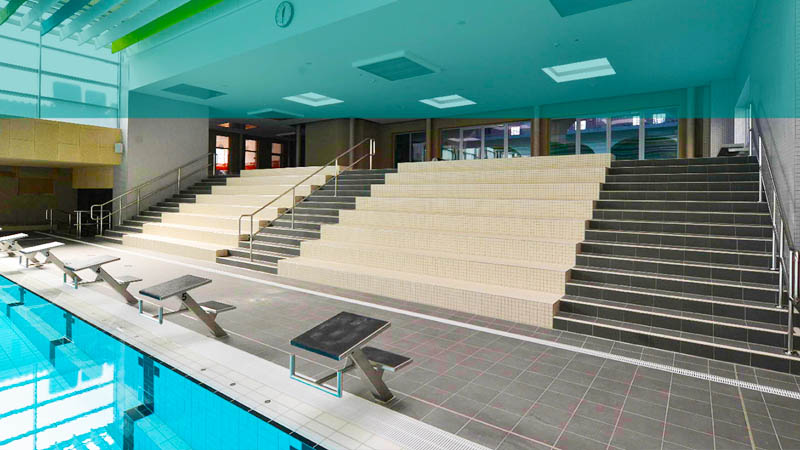 Sicht auf die Tribüne mit Startblöcken auf 5 Schwimmbahnen im Stadtbad Gotha