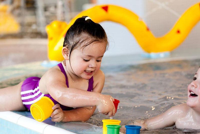Spiel und Spaß mit Wasserspielzeug für die Kleinen Badegäste. Kleinkinder beim Spielen im Stadtbad  Gotha