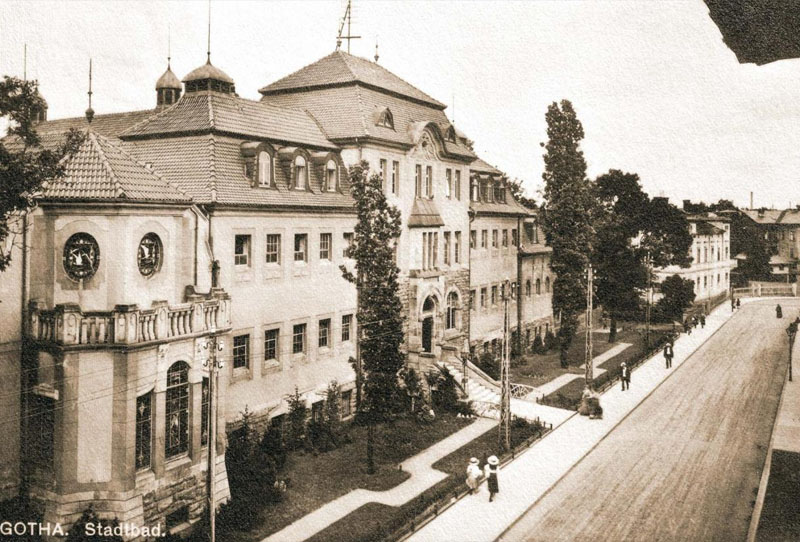 Sicht auf die Außenansicht des Historischen Stadtbades Gotha um 1920